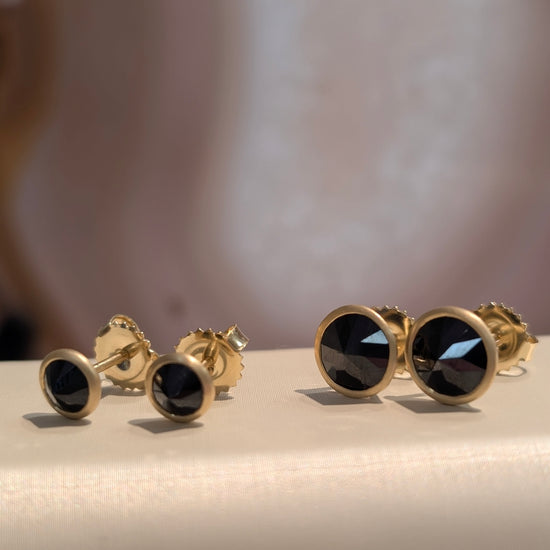 Black Spinel Point-up Studs