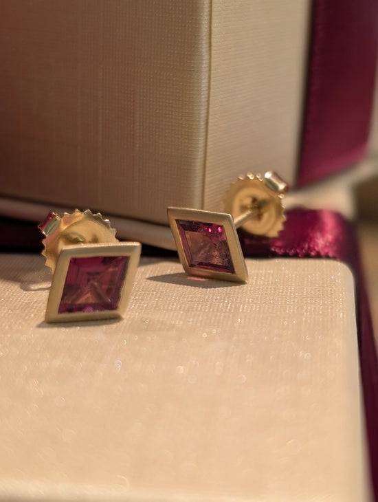 Garnet Kite Studs