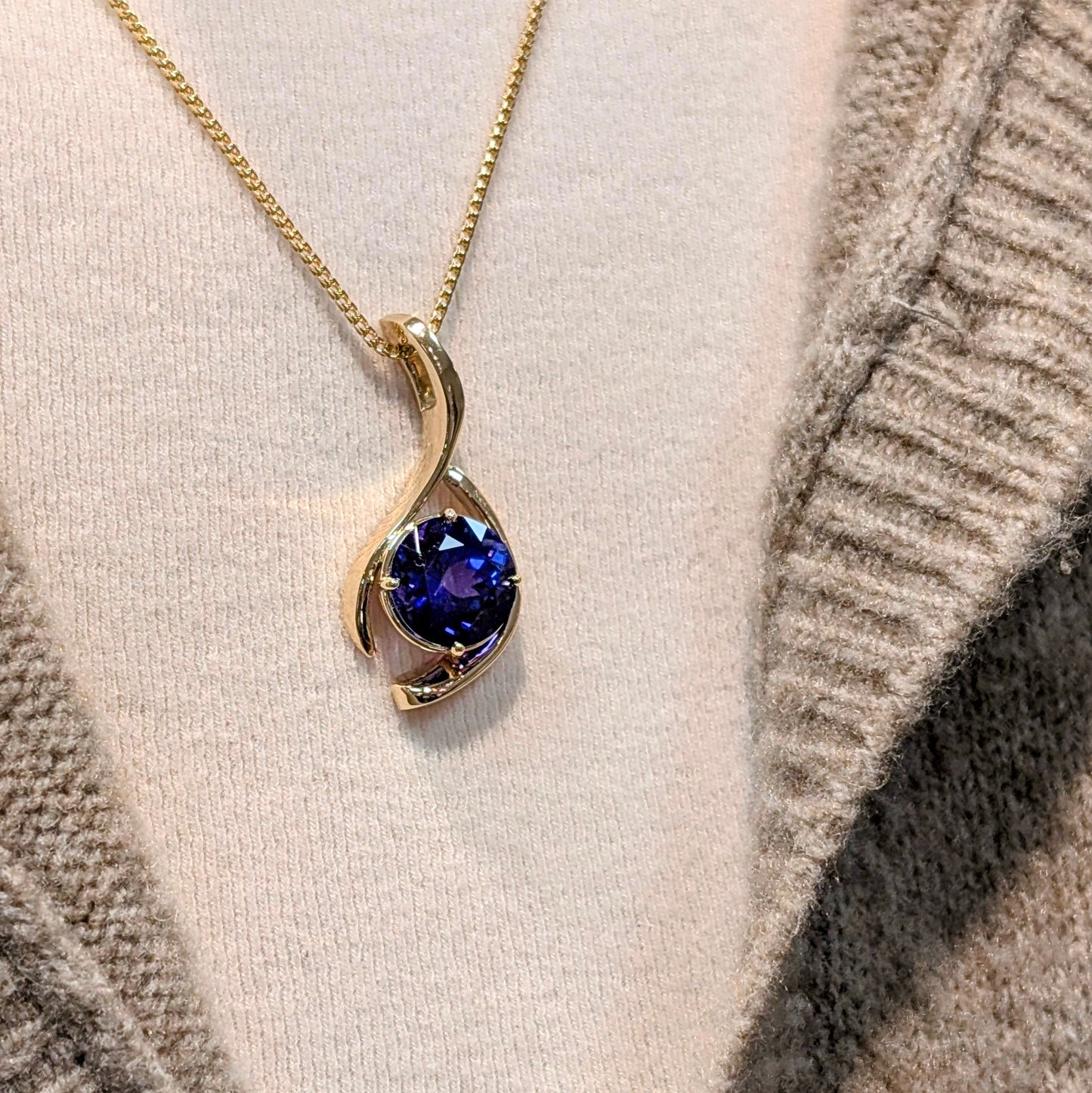 Tanzanite Swoop Pendant