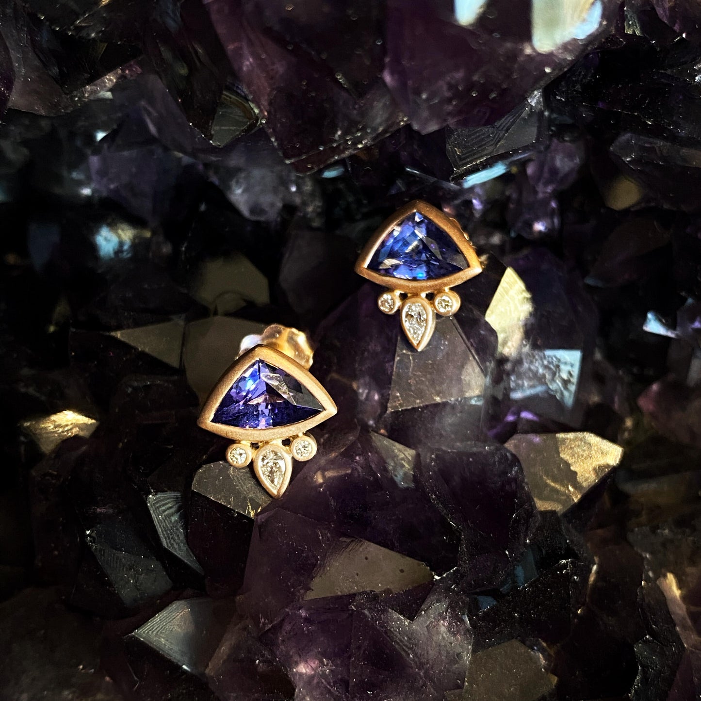 Load image into Gallery viewer, Plumb Gold Original Tanzanite and Diamond &amp;quot;Fan&amp;quot; Earring
